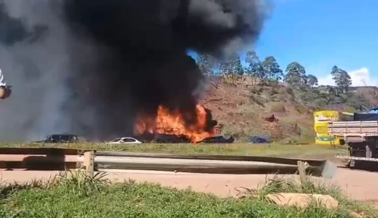 VÍDEO: ônibus de turismo transita em chamas na Rodovia Fernão Dias em MG