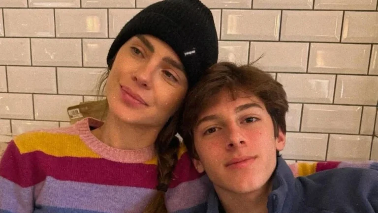 Carolina Dieckmmann se emociona após se despedir de filho em Amsterdã