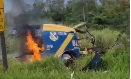 Vídeo: criminosos fortemente armados explodem carro-forte no interior de SP