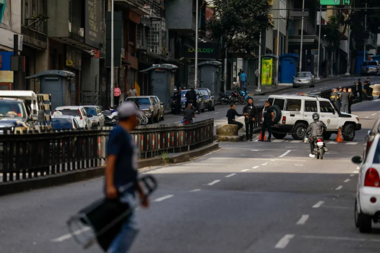 Venezuelanos tentam retornar à normalidade em meio a temores de repressão