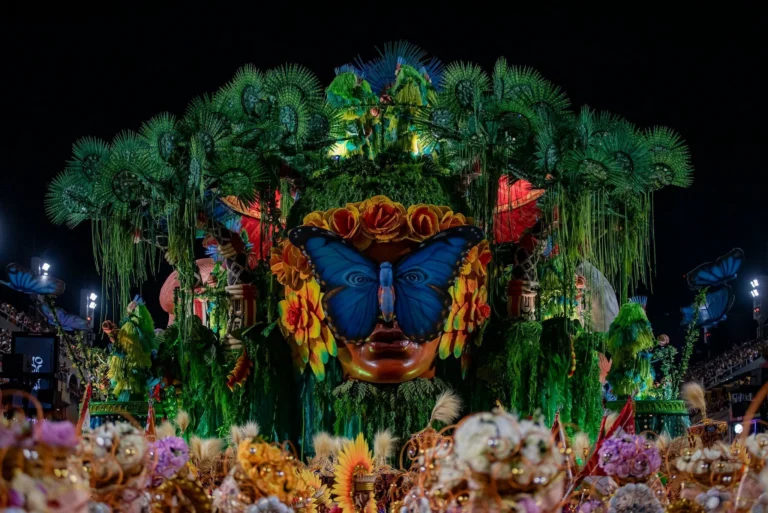 Carnaval: como desfilar em uma escola de samba em 2026?