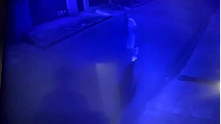 Homem é atacado a facadas após deitar na frente de casa para fugir do calor