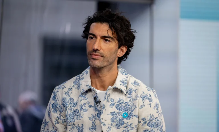 Pais de Justin Baldoni o parabenizam por superar um “ano de injustiças”