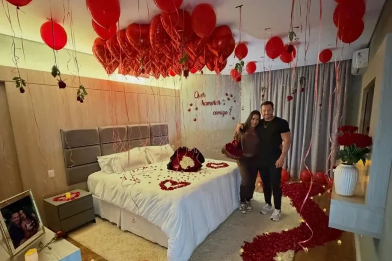 Gracyanne é pedida em namoro com decoração romântica e se declara