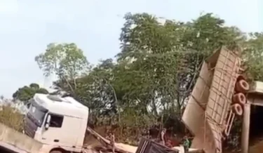 Ponte desaba e caminhão cai em rio no Pará; veja vídeo