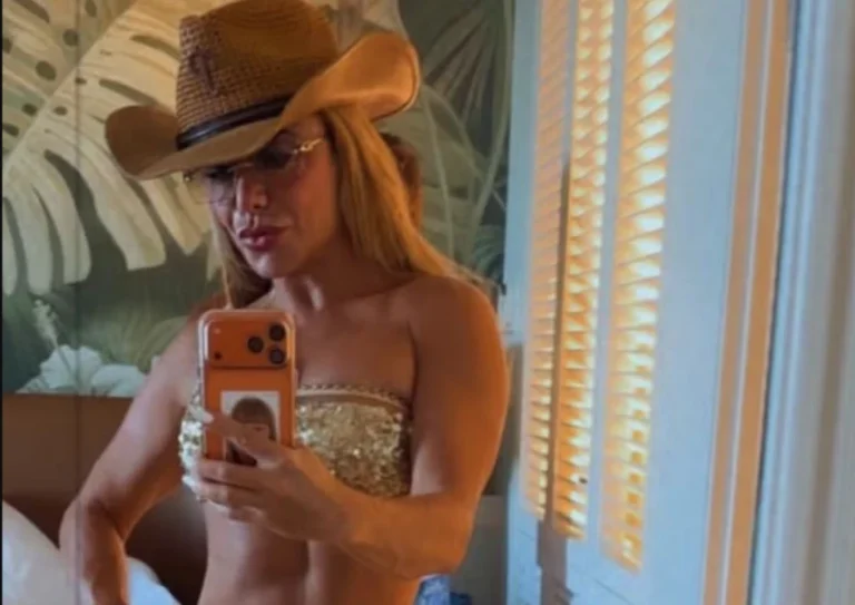 Poliana Rocha exibe shape durante viagem com Leonardo