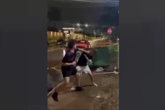 Adolescente é intubado com traumatismo craniano após briga por chiclete. Veja vídeo