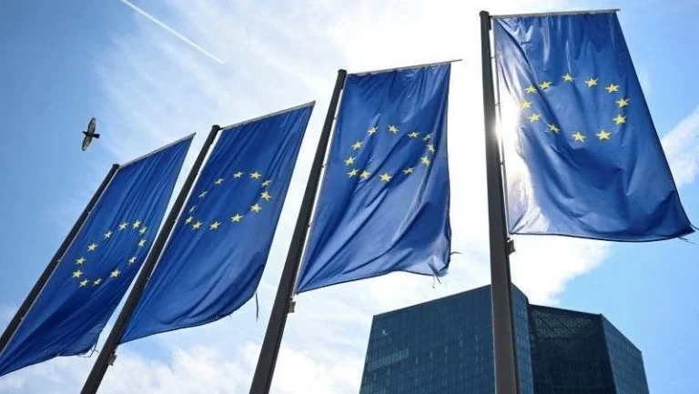 UE realizará cúpula de emergência sobre ameaça de tarifas de Trump