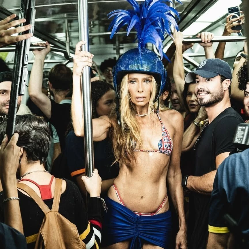 Adriane Galisteu transforma metrô do Rio em passarela de Carnaval