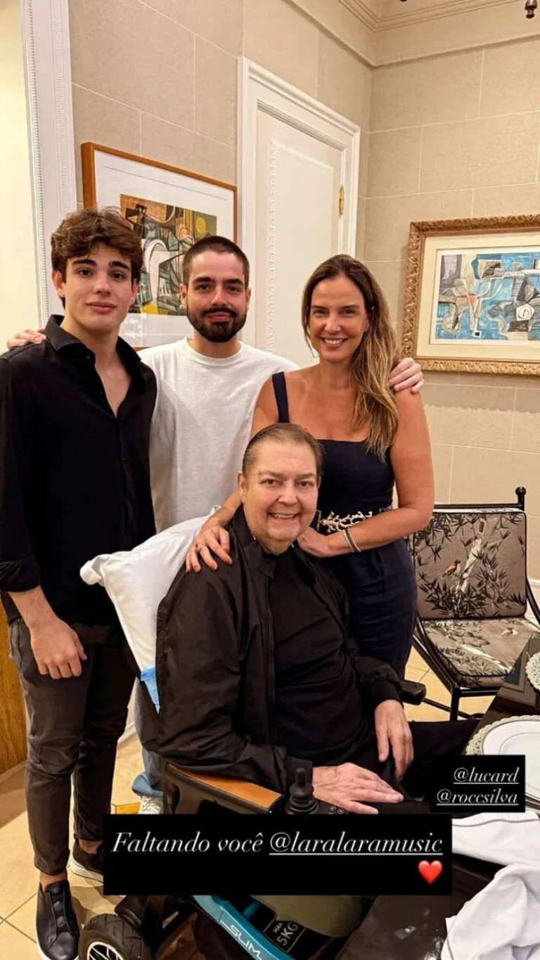Faustão aparece sorridente ao lado da família em foto compartilhada pelo filho; veja