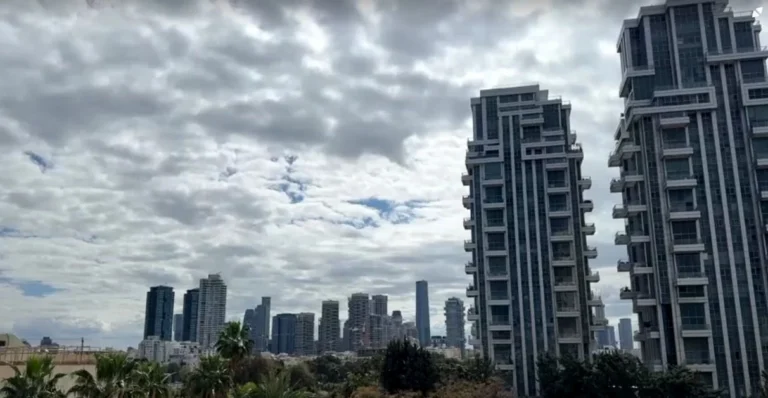 Interceptações de Israel iluminam céu de Tel Aviv após retaliação do Irã