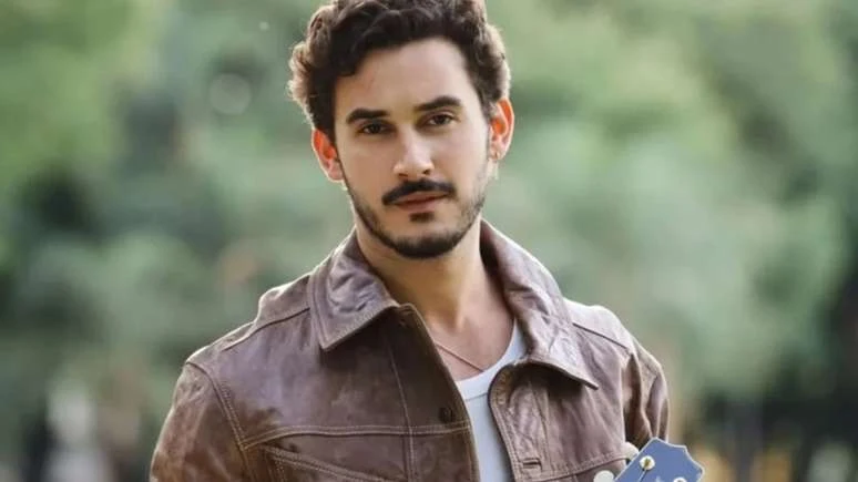 João Raul expulsa Walmir de casa após flagra em Coração Acelerado