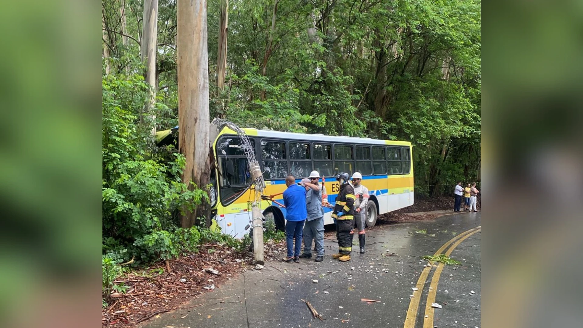 Ônibus escolar com 35 crianças se envolve em acidente e deixa feridos em SP