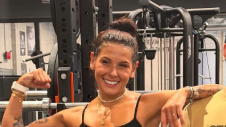 Ana Castela exibe músculos dos braços definidos na academia; veja