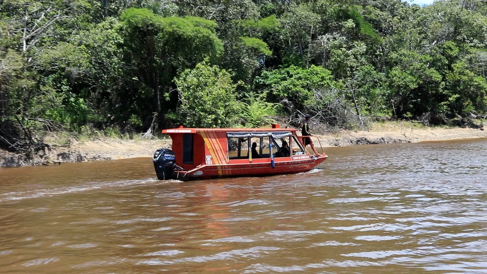 Itens pessoais de desaparecido são encontrados a 70 km de naufrágio no AM