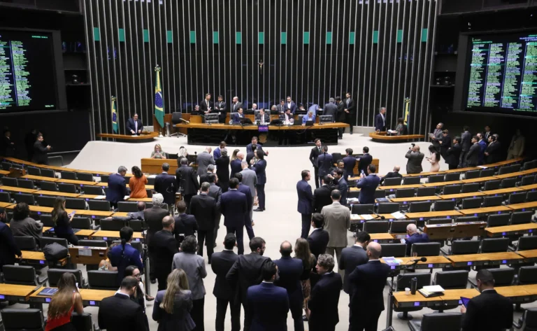 Câmara dá aval para reajuste e ganho extrateto de servidores do Legislativo