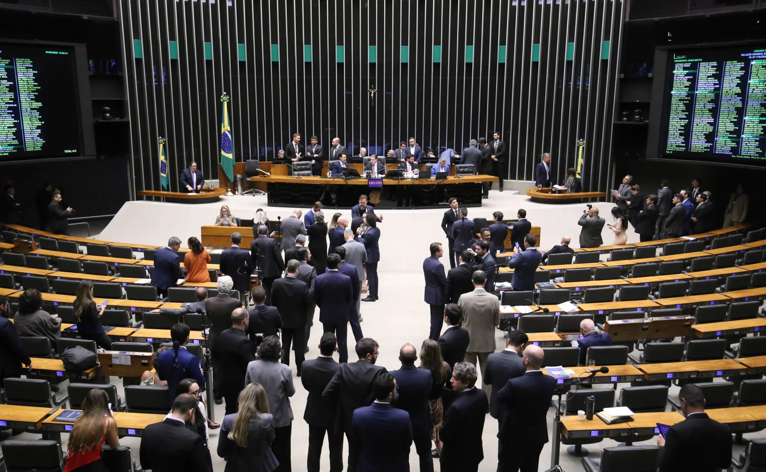 Câmara dá aval para reajuste e ganho extrateto de servidores do Legislativo