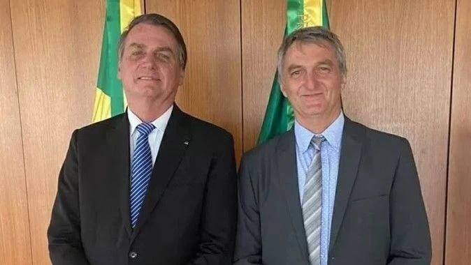 Irmão de Bolsonaro aciona MPF contra desfile que homenageou Lula