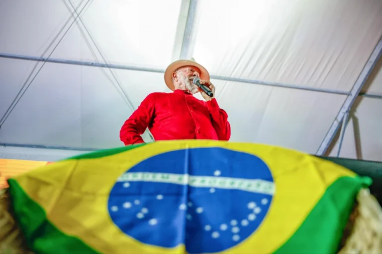 Saiba o que pode ser propaganda irregular em desfile que homenageia Lula