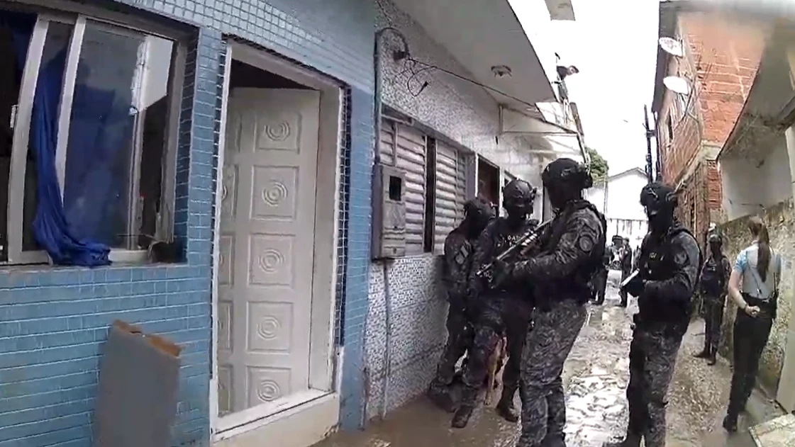 Veja momento em que Gate invade casa e resgata mulher e criança em SP