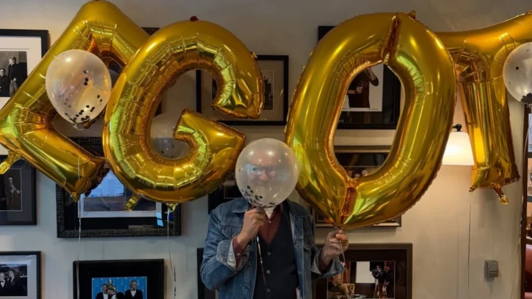 Com balões dourados, Steven Spielberg comemora EGOT