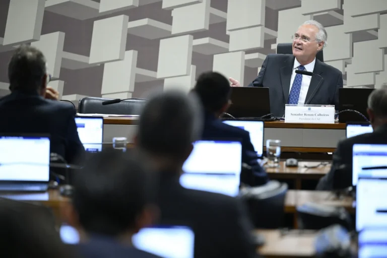 CAE pedirá acesso ao celular de Vorcaro, diz Renan após reunião com Fachin