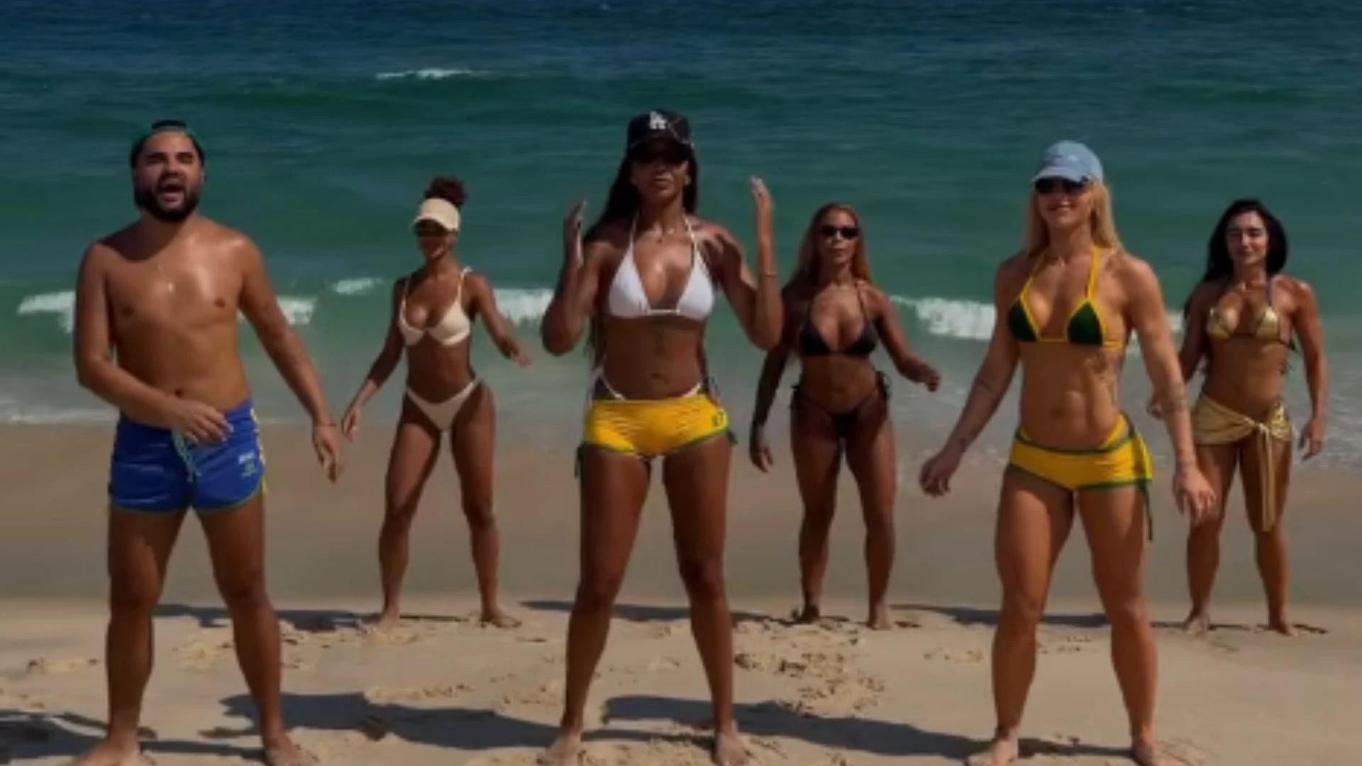 Ludmilla curte praia ao lado de Virginia Fonseca e filhos no Rio de Janeiro