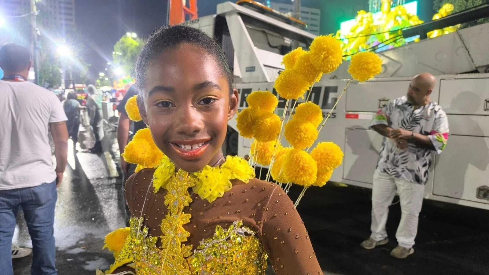 Aos 8 anos, Lua Miranda mostra que samba não tem idade na Mangueira