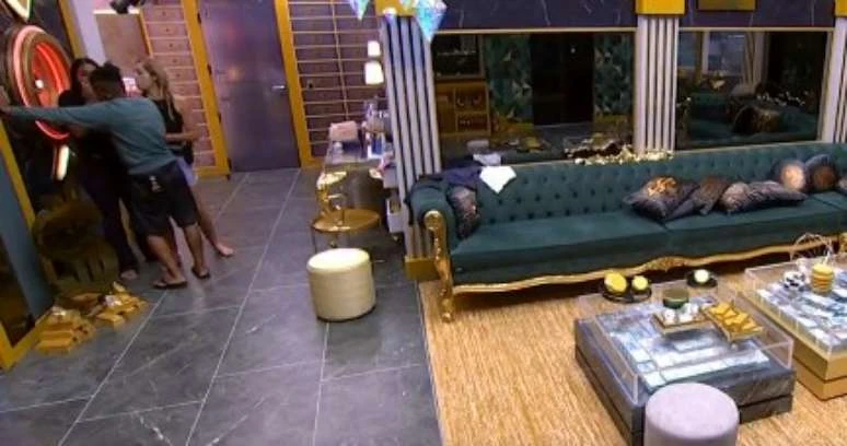 BBB26: Veja o momento em que Boneco tenta apertar botar da desistência