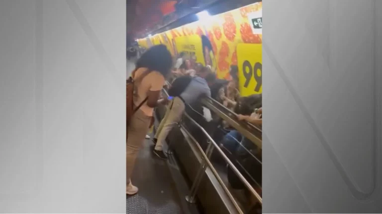Vídeo: cadeira de rodas enrosca em esteira e causa confusão em metrô de SP