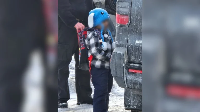 Menino de cinco anos detido pelo ICE é liberado e retorna a Minneapolis