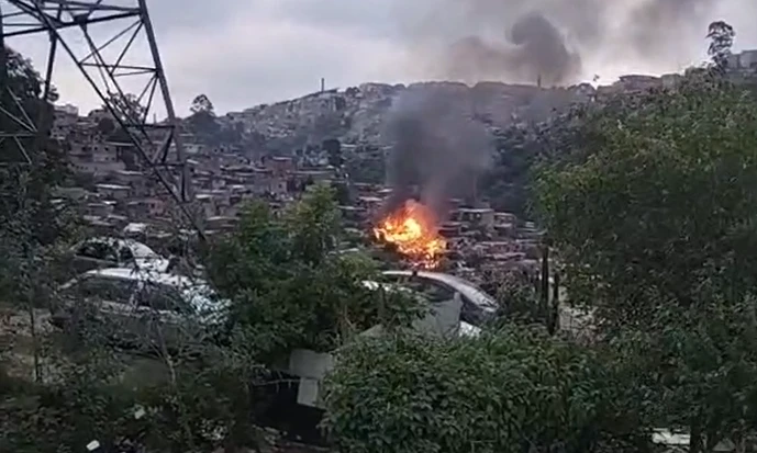 Incêndio atinge comunidade na Brasilândia e destrói 40 barracos