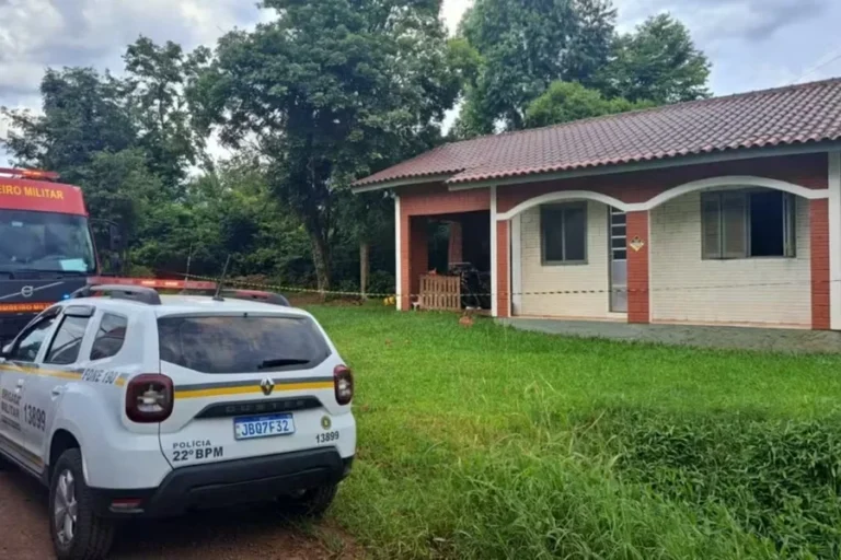 Mulher e ex são mortos a tiros e criança fica trancada na mesma casa