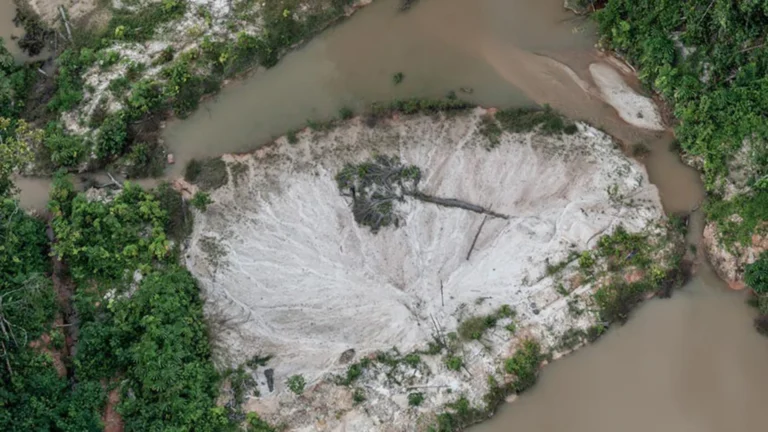 Dino autoriza exploração mineral em terras indígenas por povos nativos