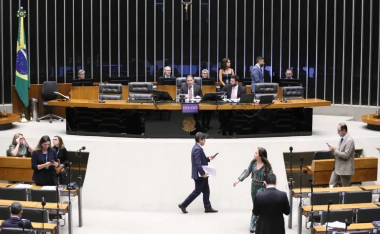 Câmara aprova criação de 17 mil cargos no governo federal