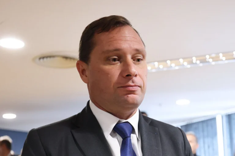 Mauro Cid se aposenta e receberá salário de R$ 16 mil