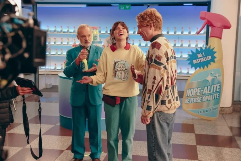 Taylor Swift lança versões estendidas do clipe de “Opalite” com bastidores