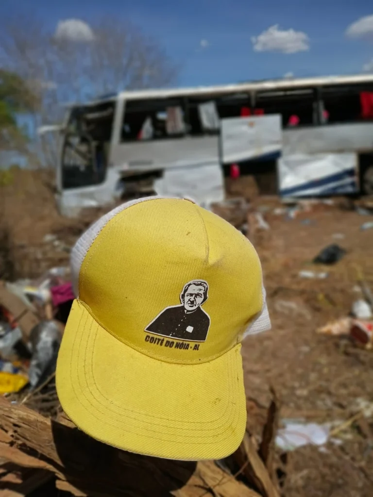 Ônibus envolvido em acidente no Sertão de AL fazia transporte clandestino de romeiros, diz ANTT