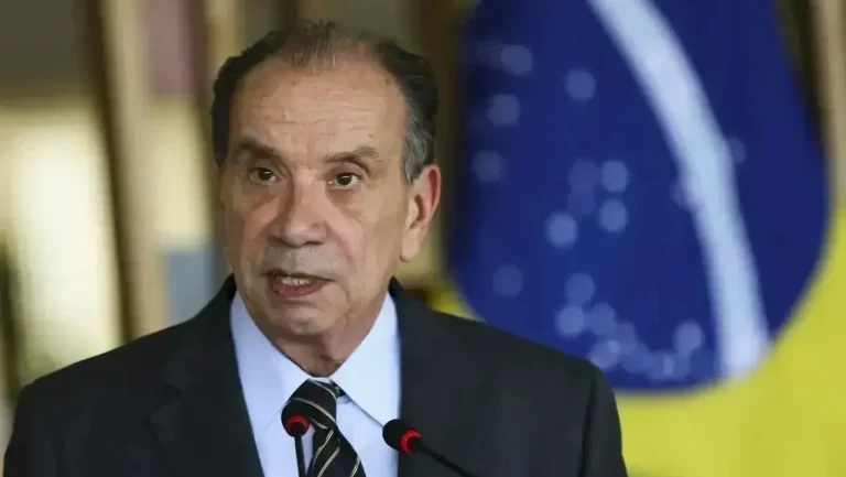 Irã: “Impossível derrubar um regime só com bombardeio”, diz ex-chanceler