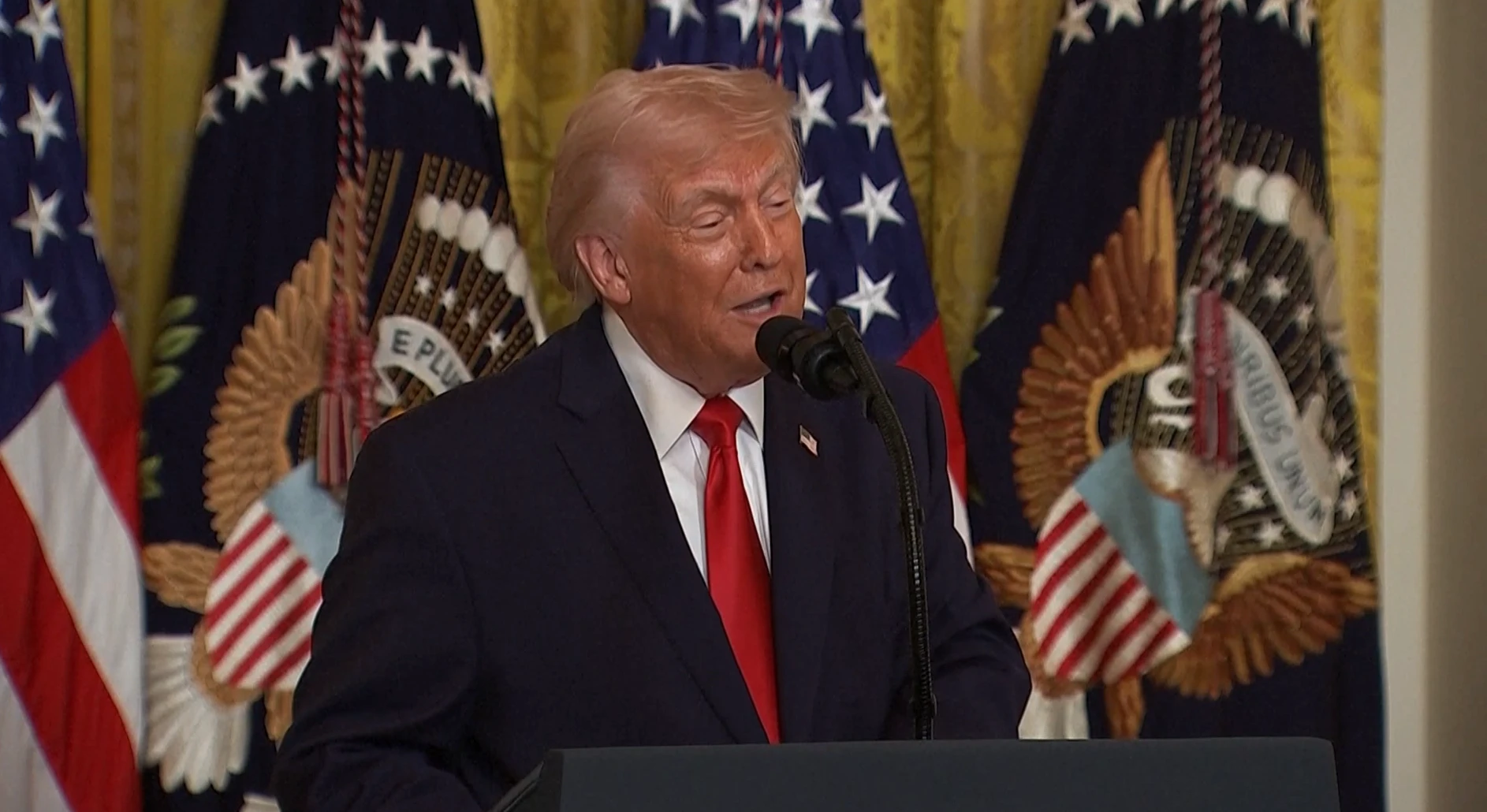 Trump anuncia envio de agentes do ICE para aeroportos na segunda-feira (23)