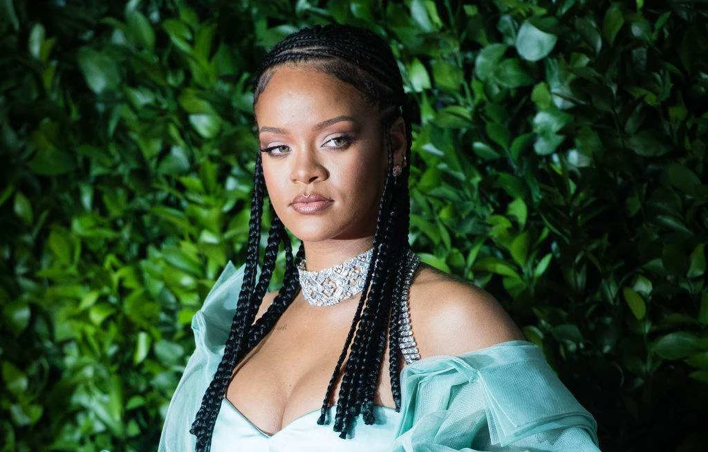 Casa de Rihanna em Beverly Hills é alvo de tiros e mulher é presa