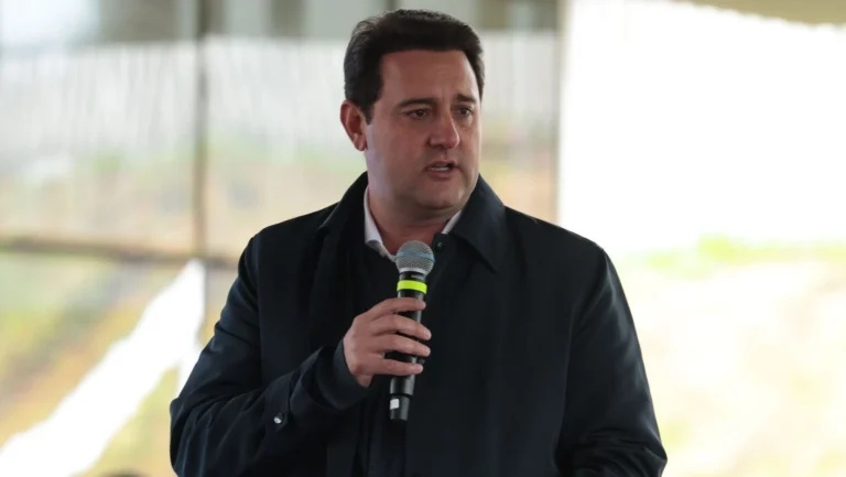 Entorno de Ratinho Jr. espera apoio “moderado” de Flávio a Moro no Paraná