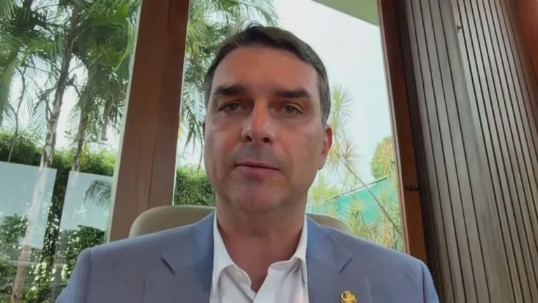 À CNN, Flávio critica proibição de visitas a Bolsonaro na domiciliar