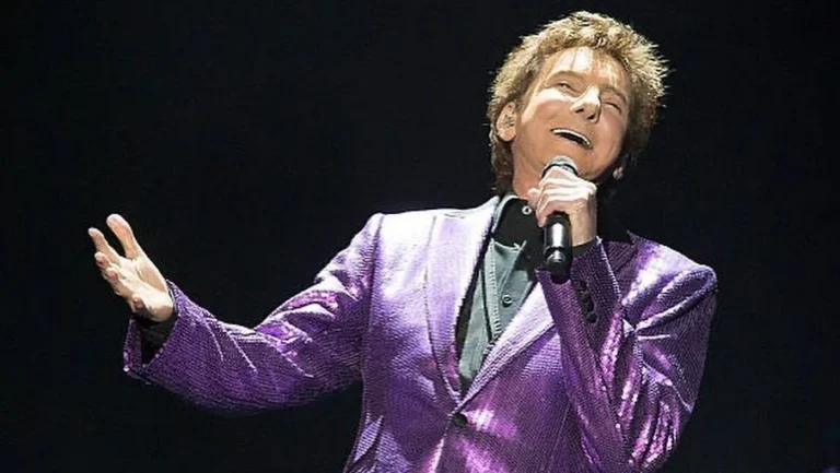 Cantor Barry Manilow ​desabafa sobre luta contra câncer de pulmão