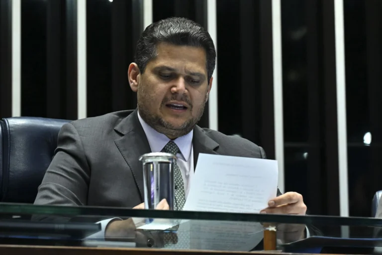 Alcolumbre pede parecer jurídico antes de se manifestar sobre CPMI do INSS