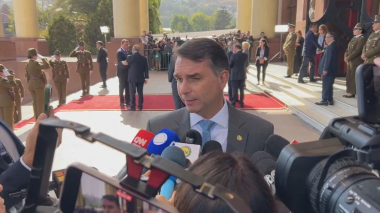 Flávio Bolsonaro agradece Milei por conceder asilo a condenado do 8/1