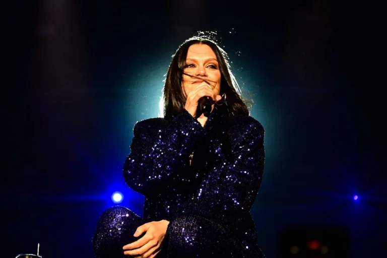 Jessie J bate a cabeça e é hospitalizada na China; entenda