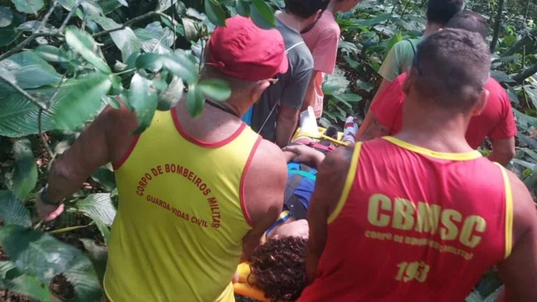 Adolescente é resgatada por helicóptero após queda em trilha de SC