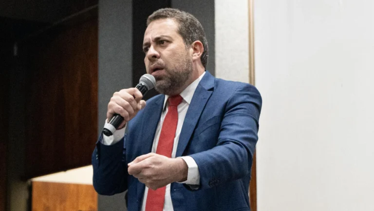 À CNN, Boulos critica governadores por “omissão” em alta dos combustíveis