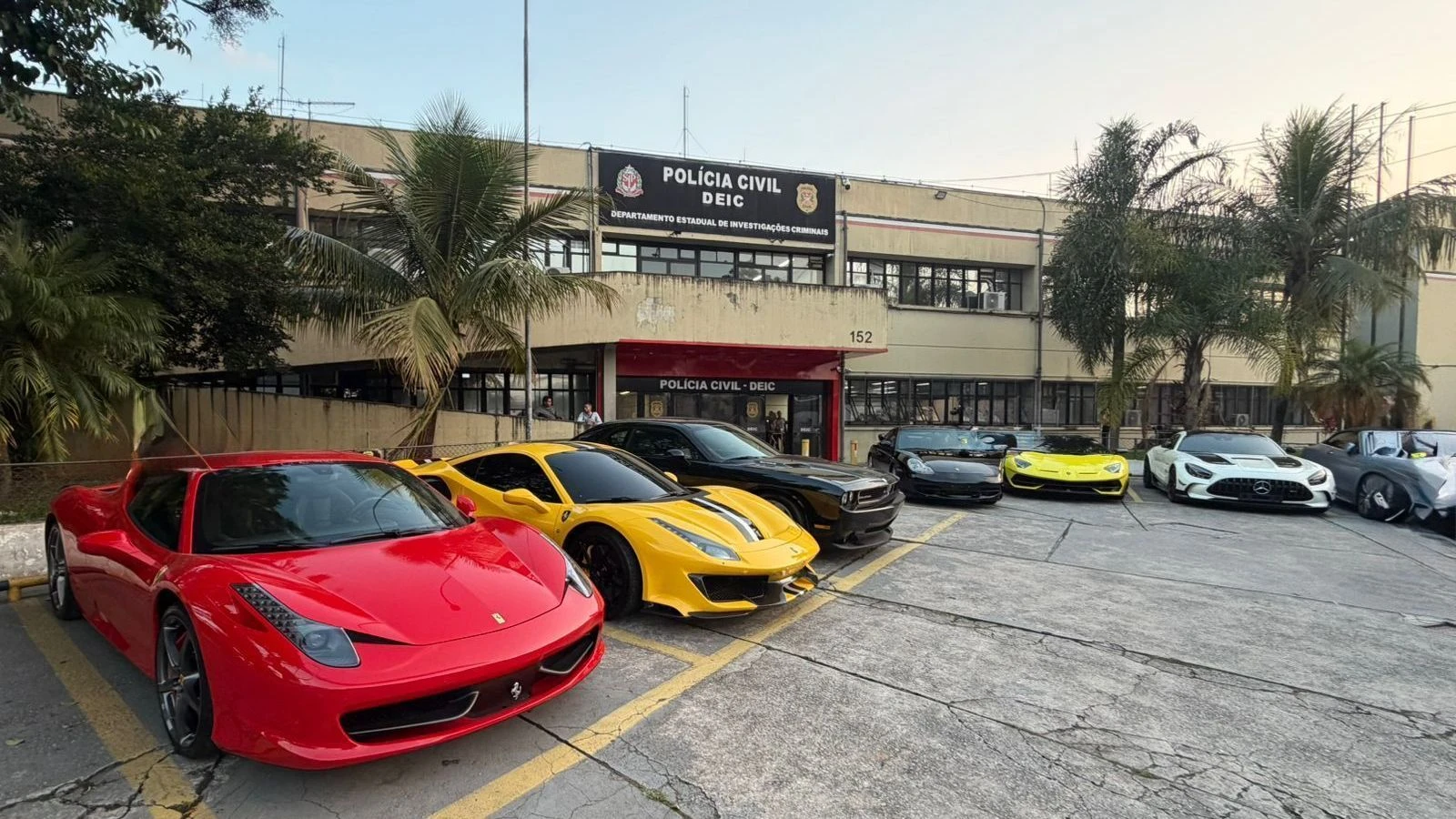 De Ferrari a Mustang: polícia apreende 14 carros de luxo em operação em SP